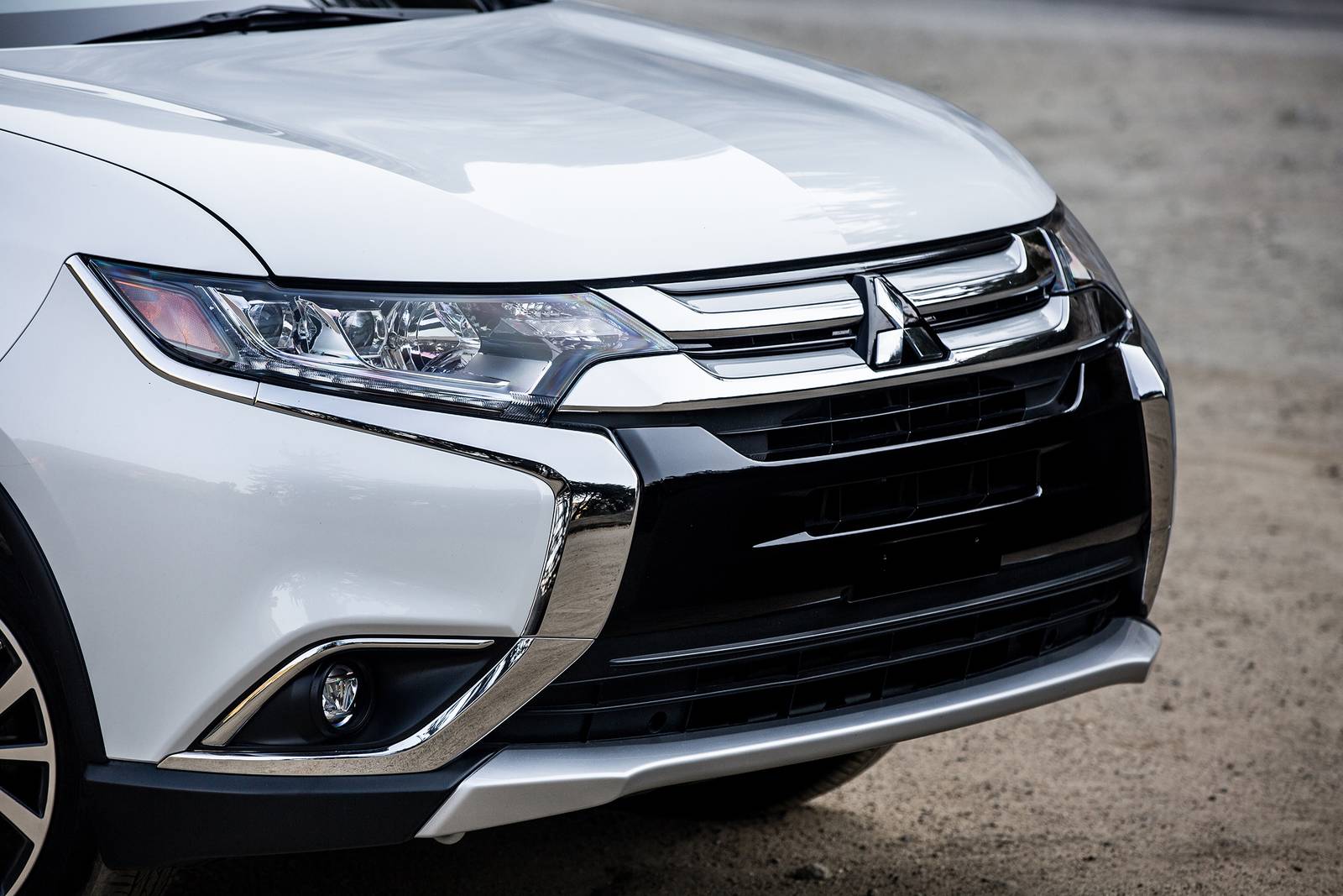 2018 Mitsubishi Outlander exterior FBDG