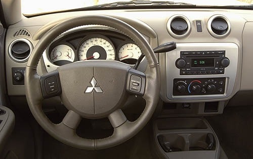 2006 Mitsubishi Raider interior D