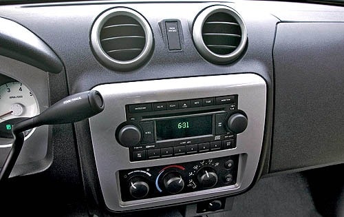 2006 Mitsubishi Raider interior CC
