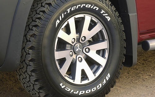 2006 Mitsubishi Raider — OEM photo 5