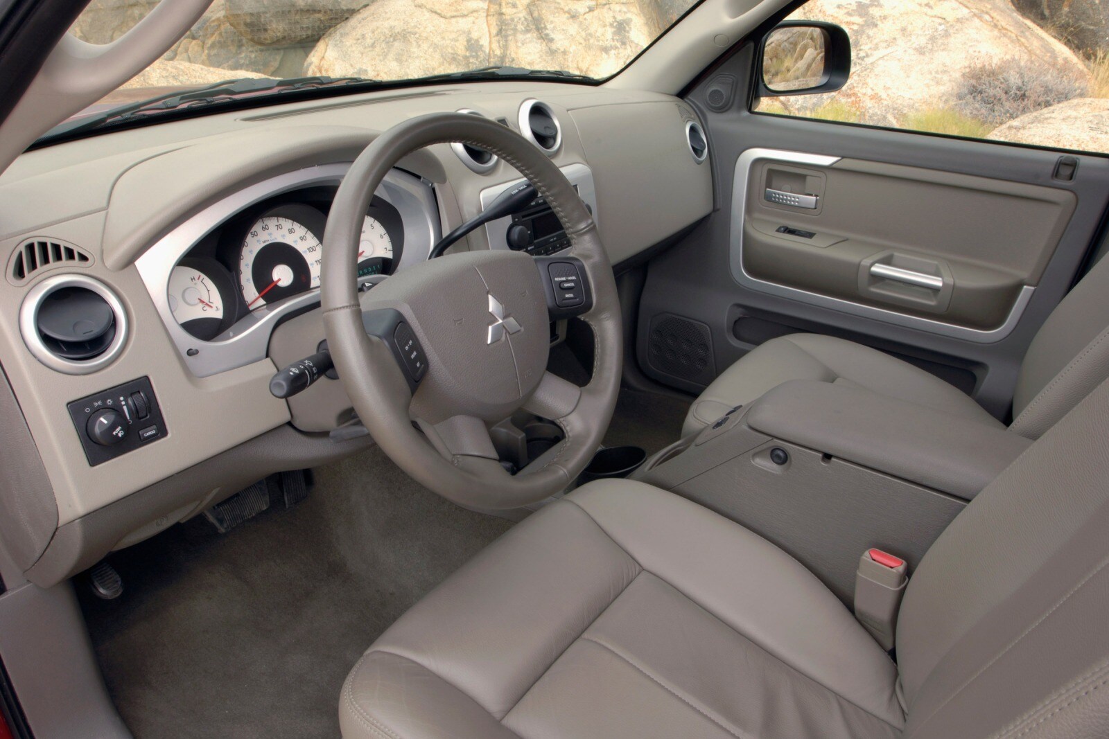 2007 Mitsubishi Raider interior I