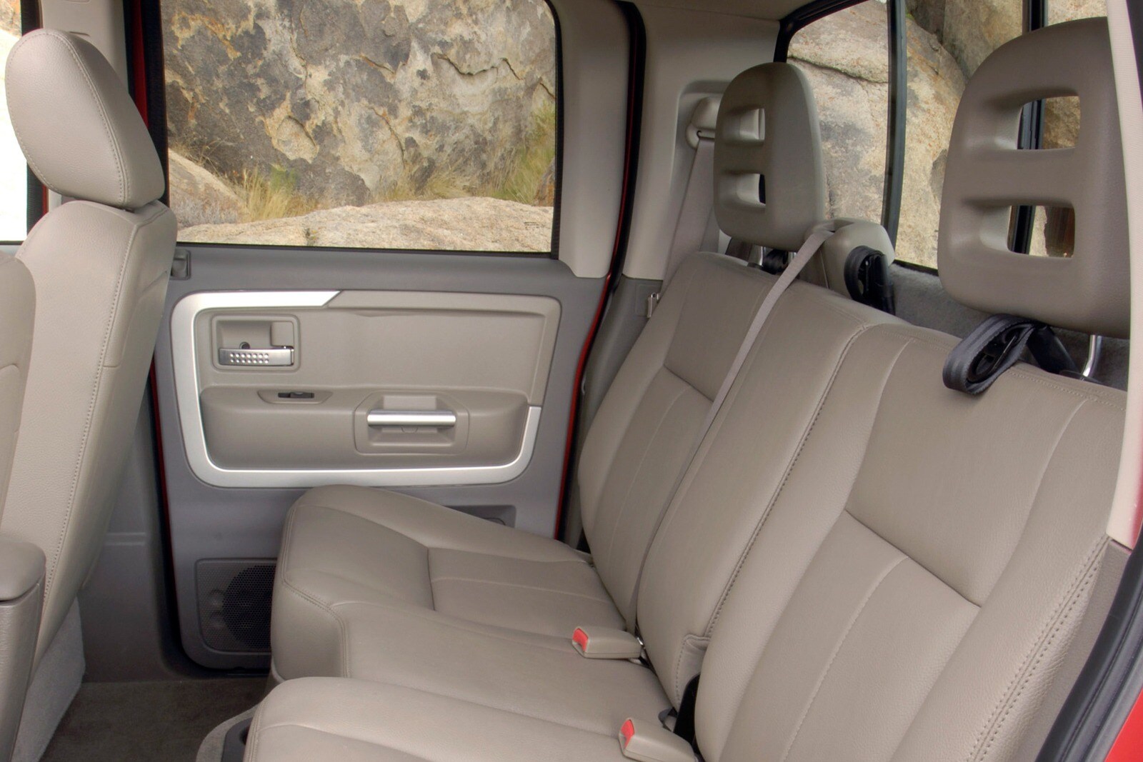 2007 Mitsubishi Raider interior RI