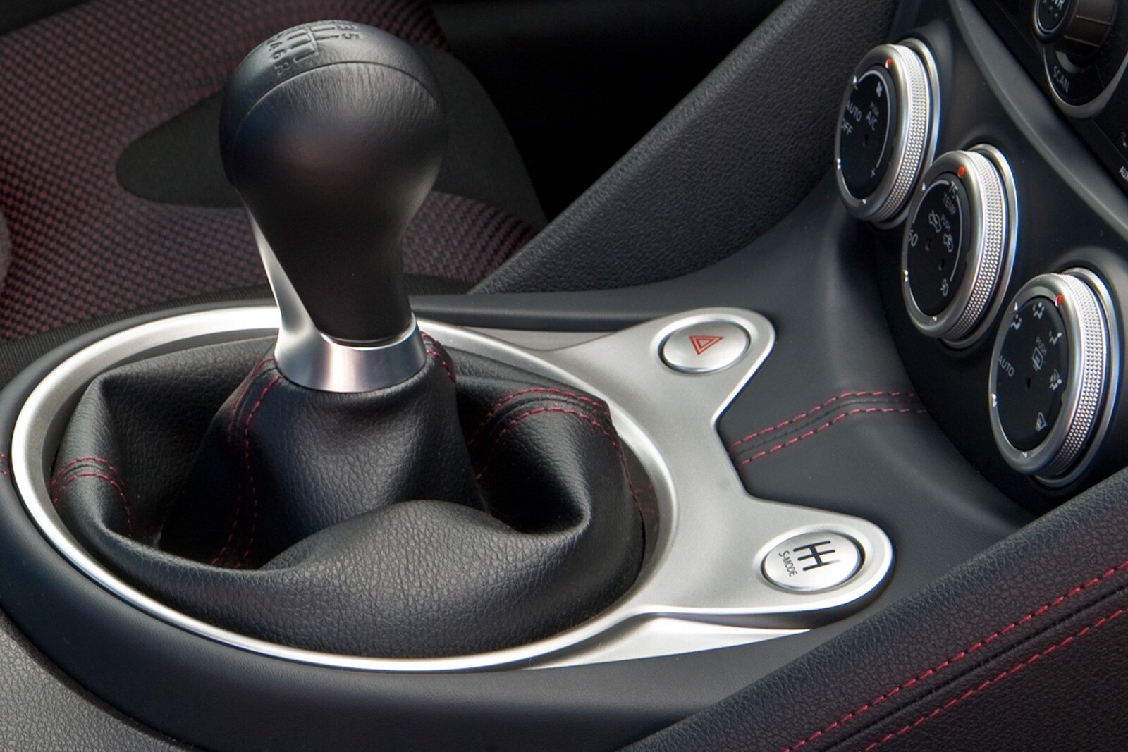 2010 Nissan 370z interior SHF