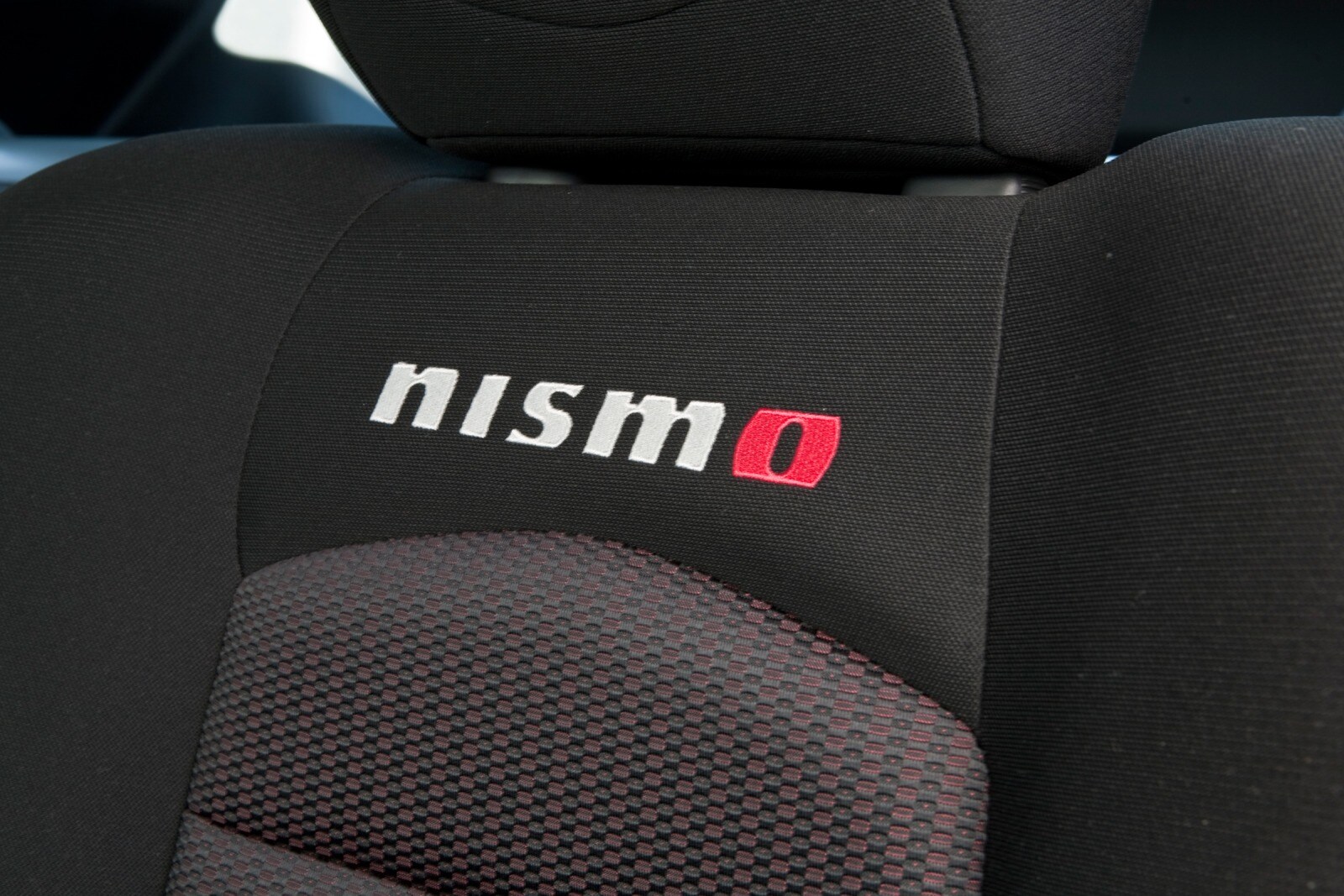 2010 Nissan 370Z front safety DETAIL