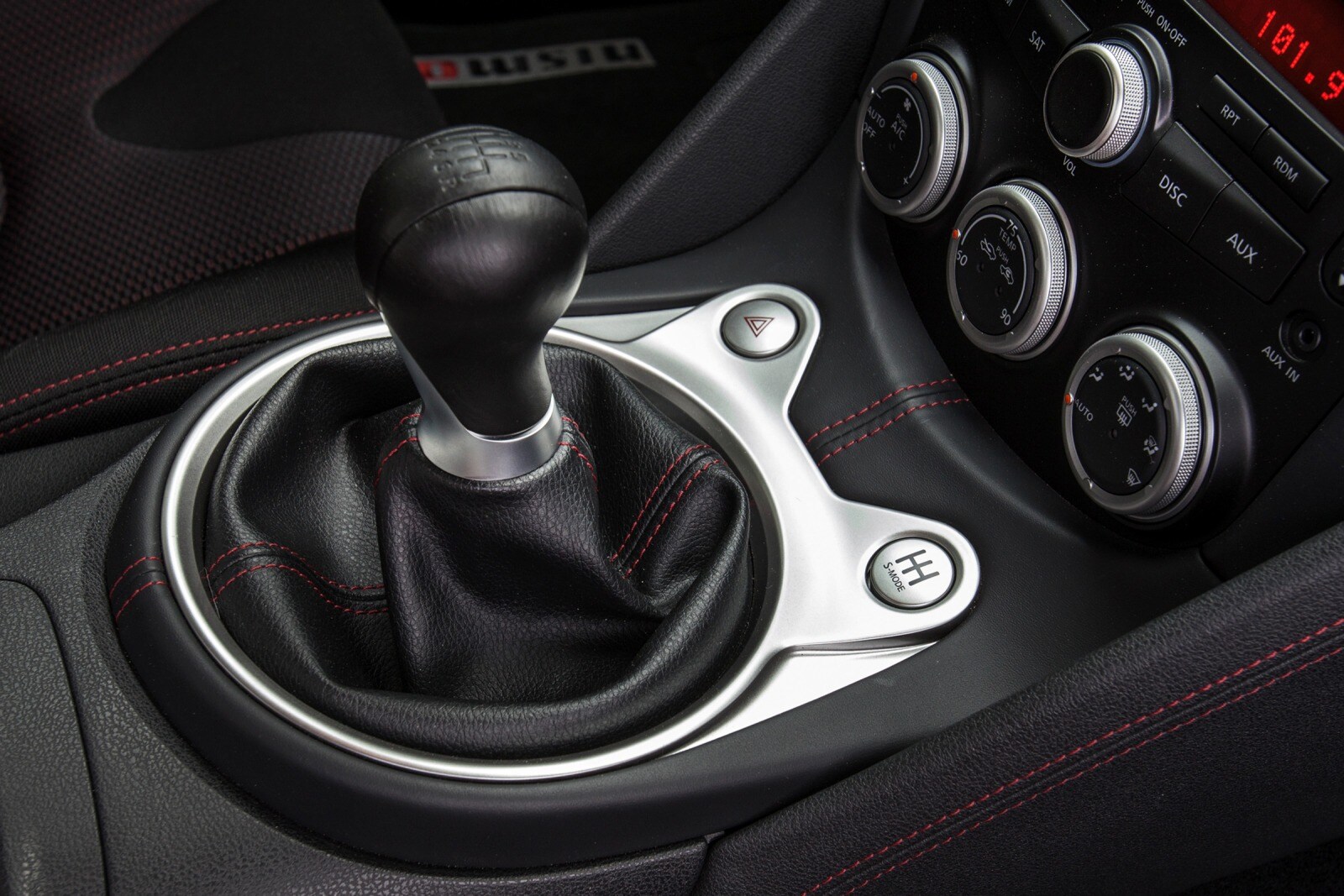2014 Nissan 370z interior SHF