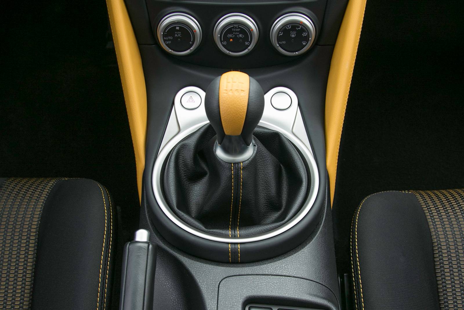 2018 Nissan 370z interior SHF