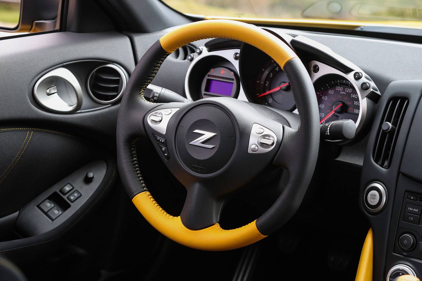 2018 Nissan 370z interior SWD