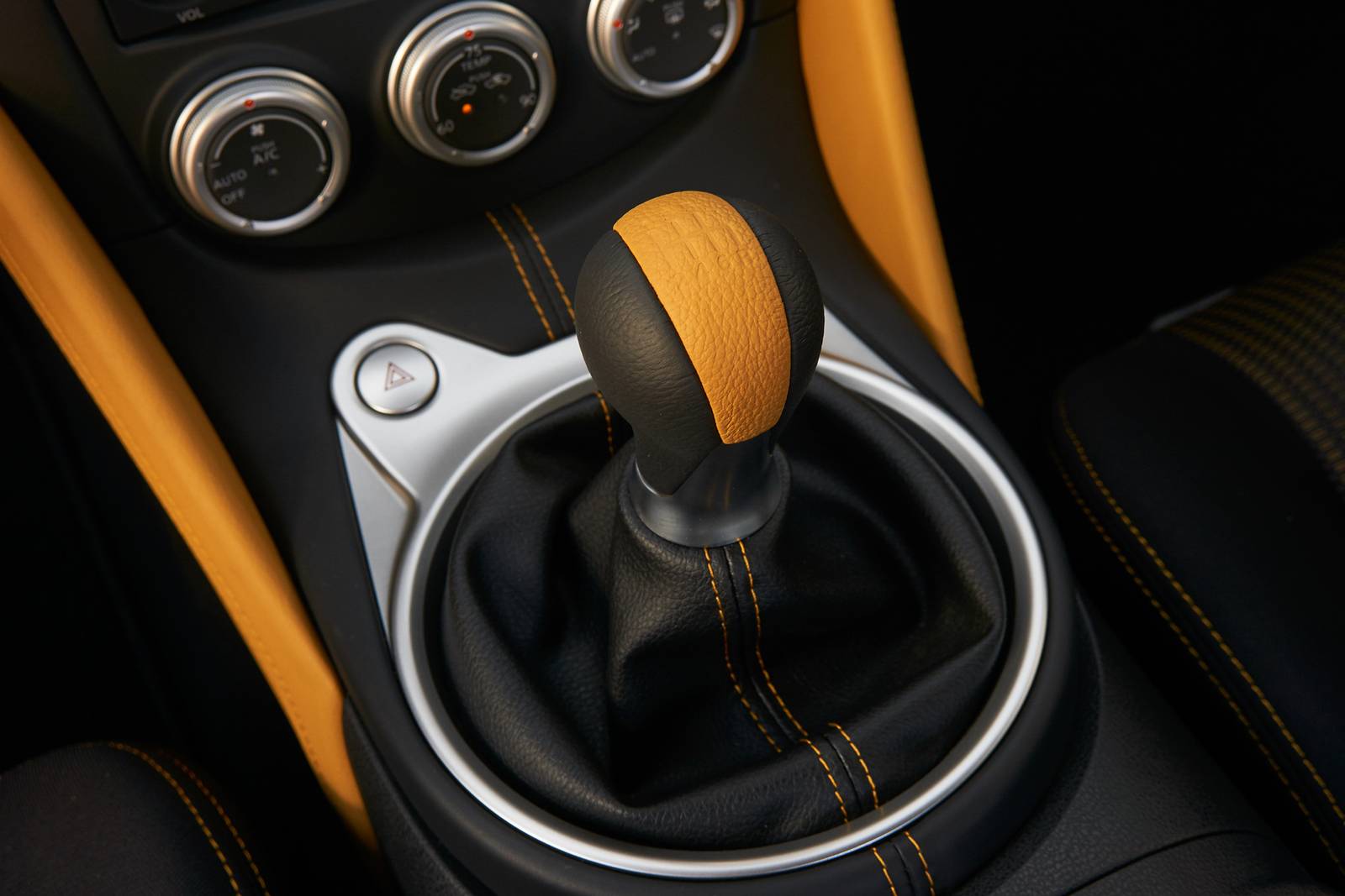 2019 Nissan 370z interior SHF