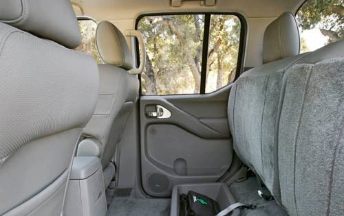 2005 Nissan Frontier interior RI