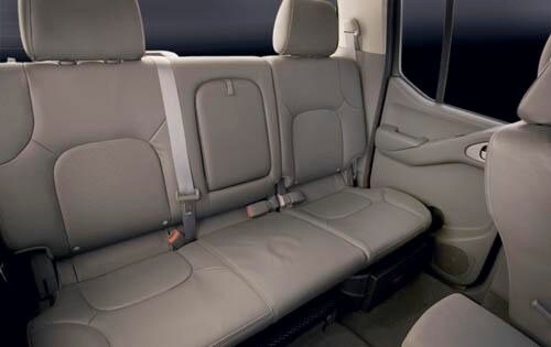 2011 Nissan Frontier interior RI