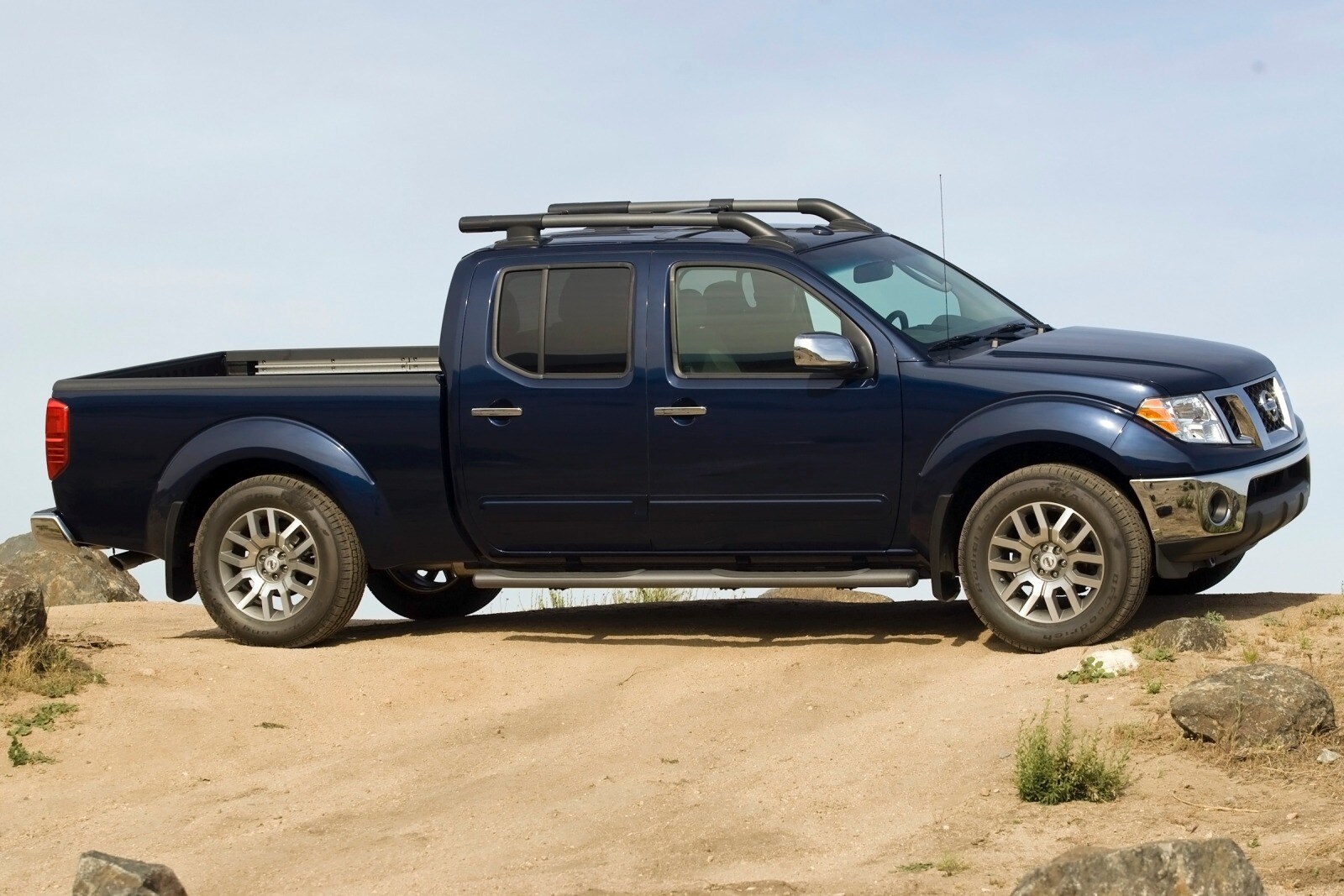 2013 Nissan Frontier SL Crew Cab Pickup Exterior
