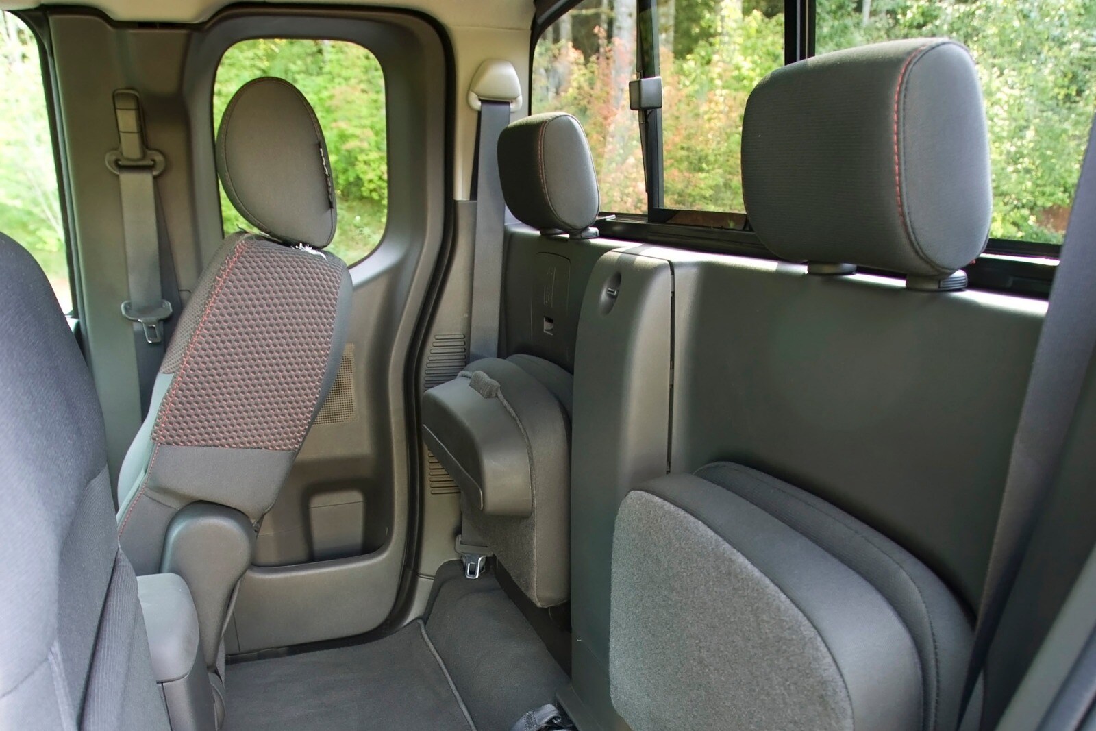 2014 Nissan Frontier interior RI