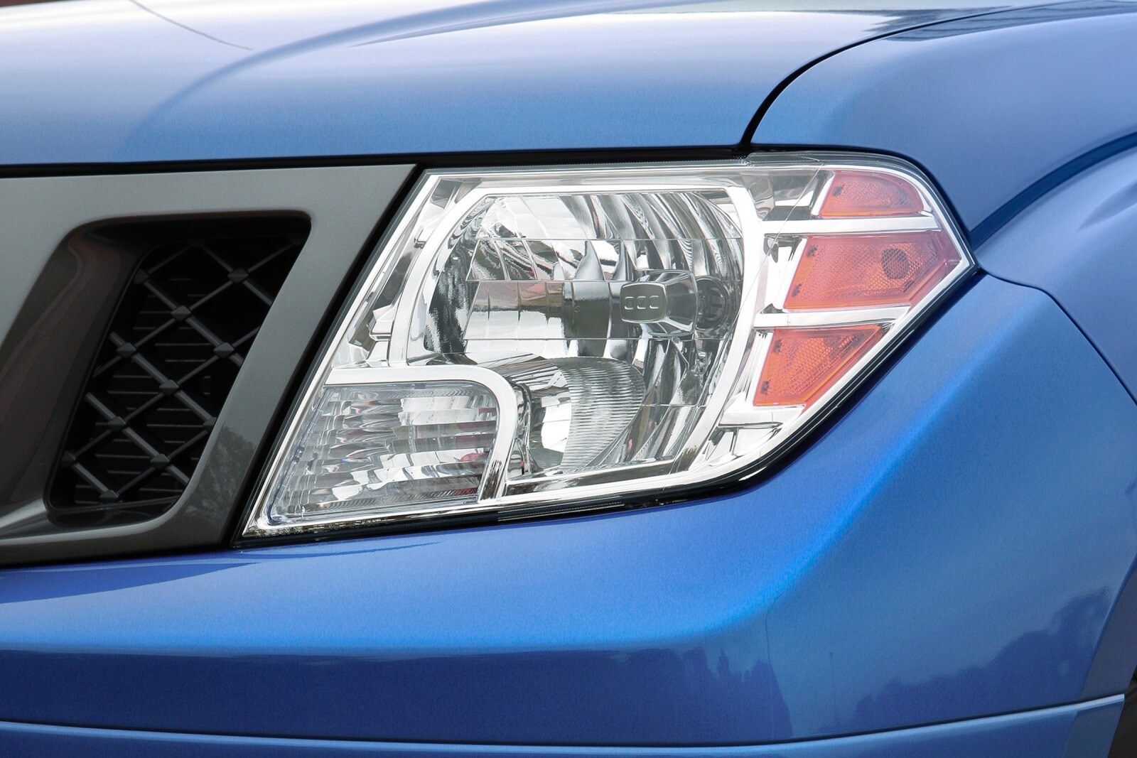 2016 Nissan Frontier — OEM photo 2