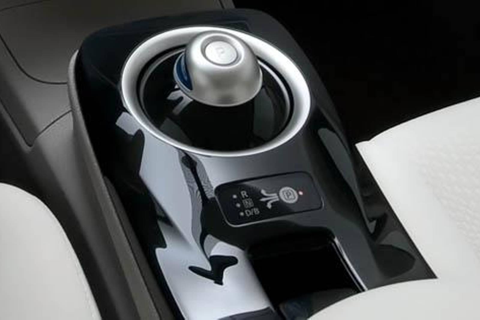 2011 Nissan LEAF interior CC