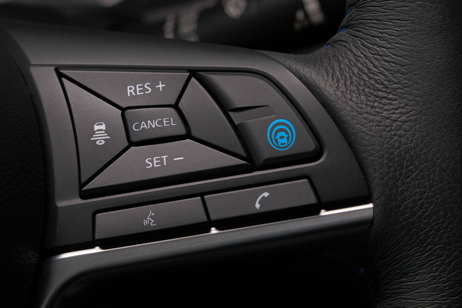 2018 Nissan LEAF interior AUXCTRL