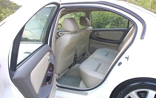 2002 Nissan Maxima interior RI