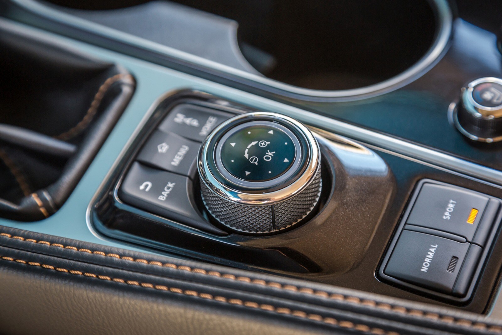 2017 Nissan Maxima interior AUXCTRL