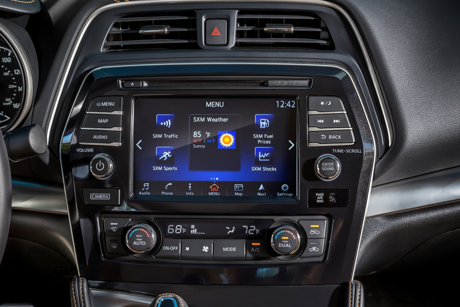 2017 Nissan Maxima interior CC