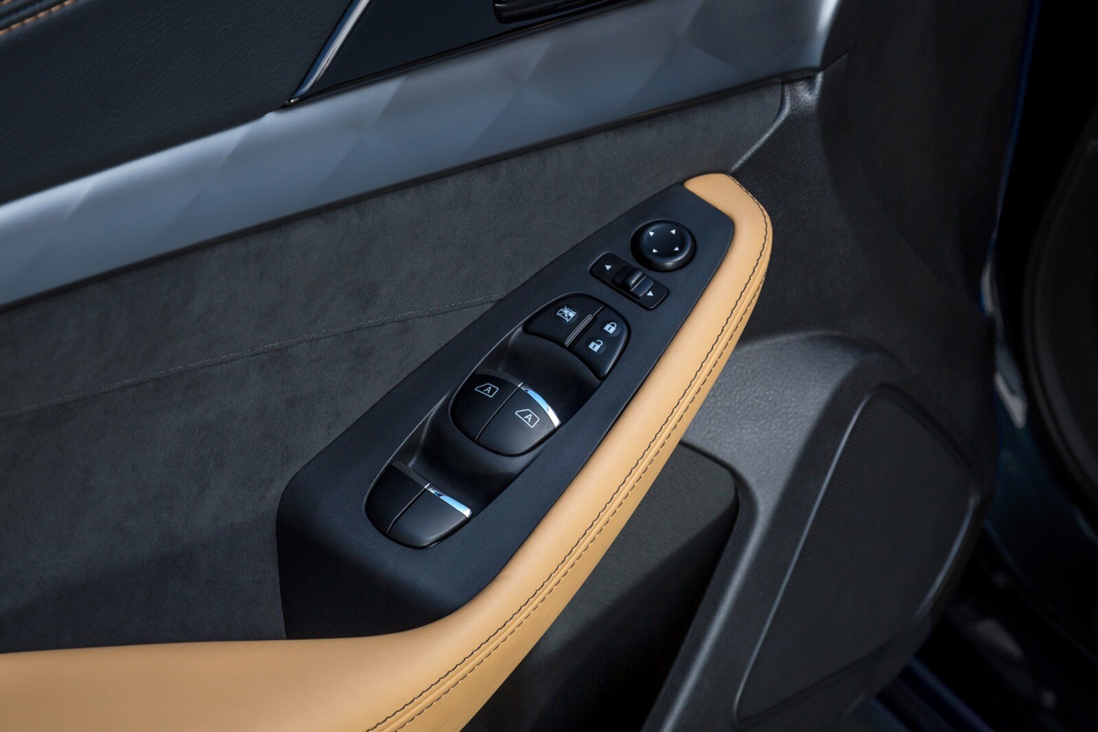 2017 Nissan Maxima interior DETAIL