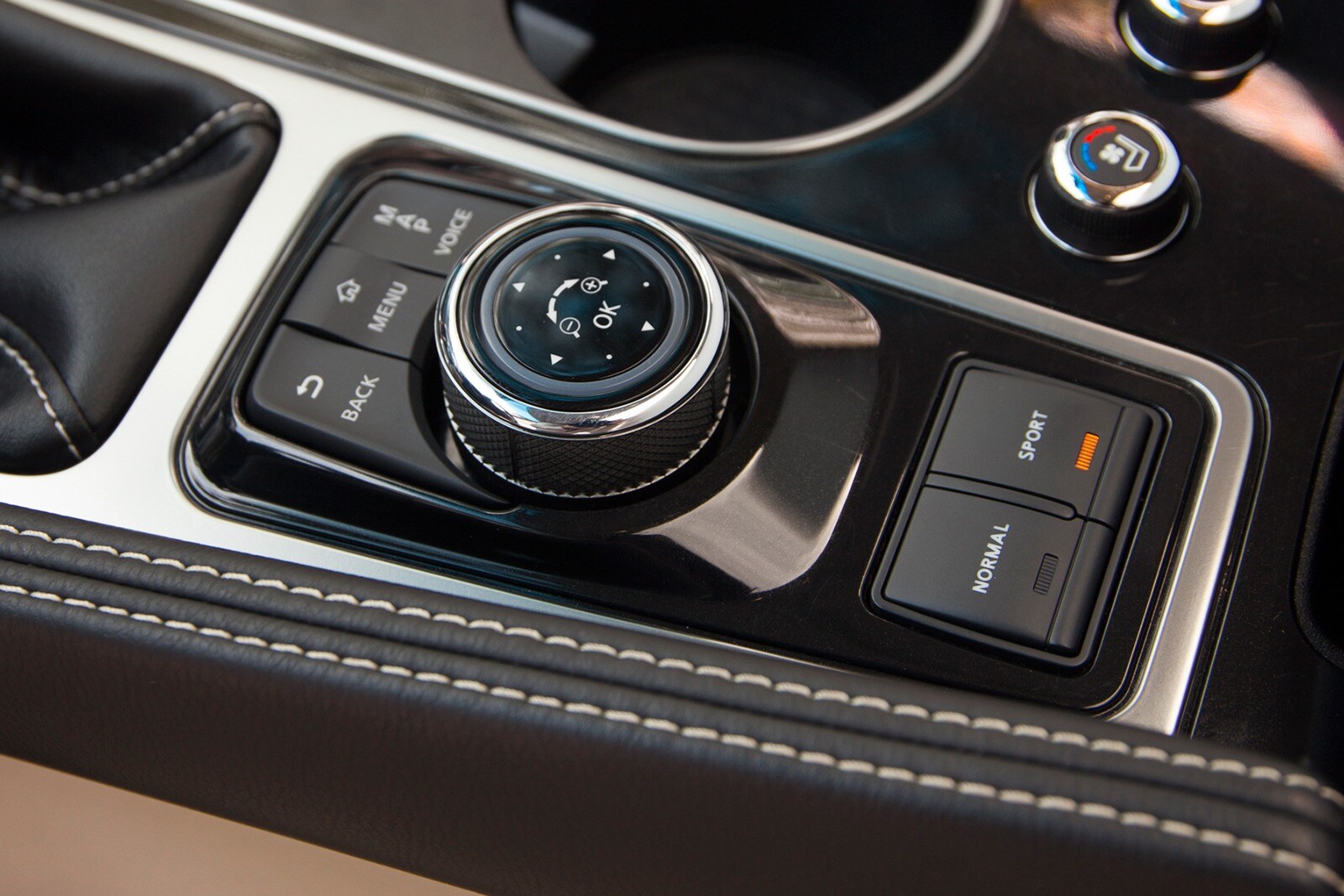 2018 Nissan Maxima interior AUXCTRL