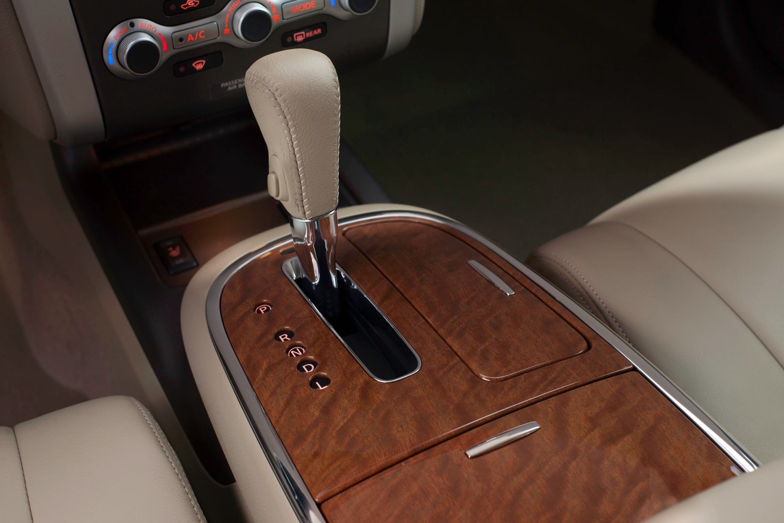 2012 Nissan Murano interior SHF