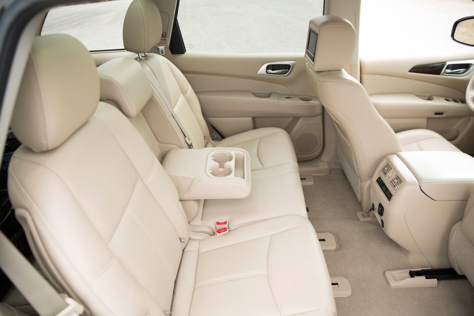 2016 Nissan Pathfinder interior RI
