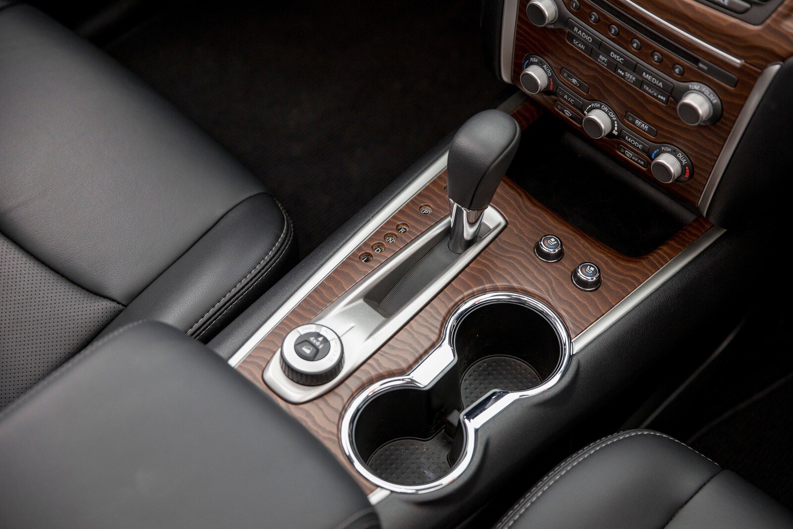 2017 Nissan Pathfinder interior SHF