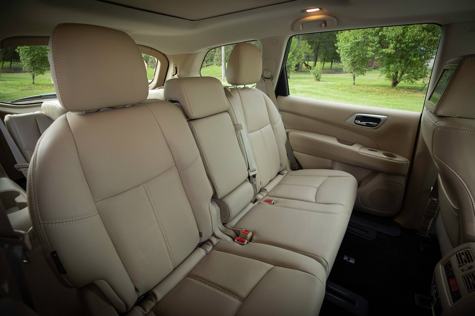 2019 Nissan Pathfinder interior RI