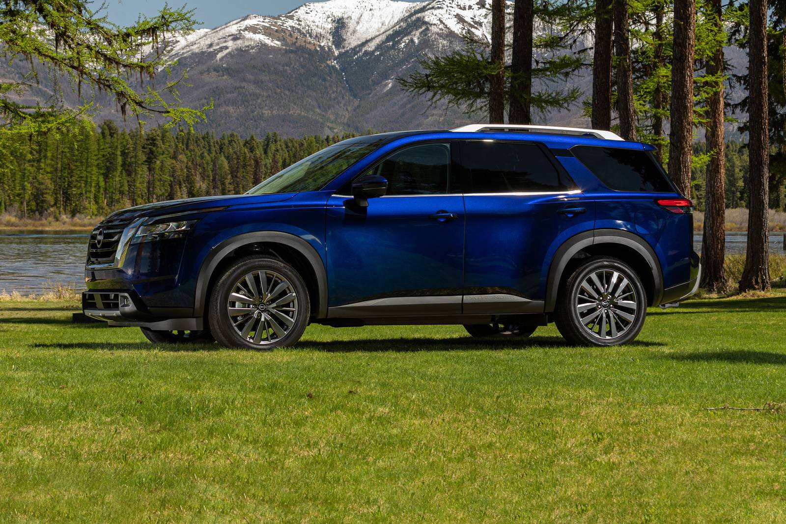 2025 Nissan Pathfinder exterior S