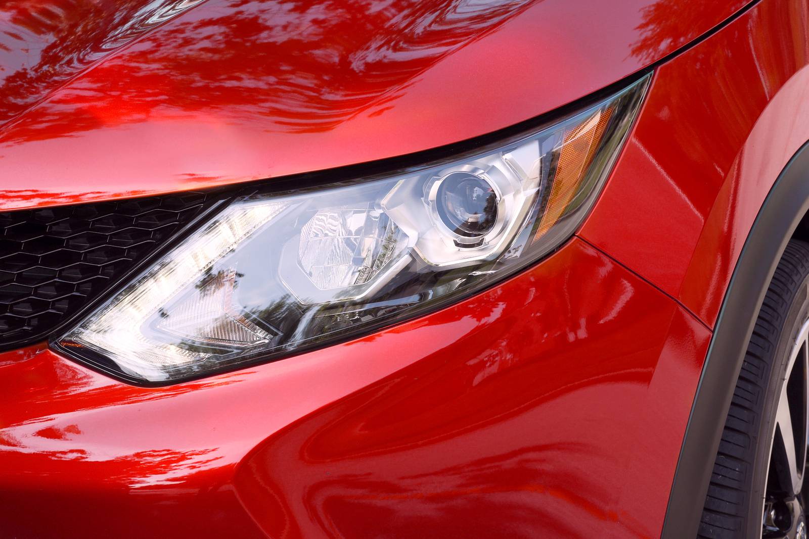 2018 Nissan Rogue exterior EDETAIL