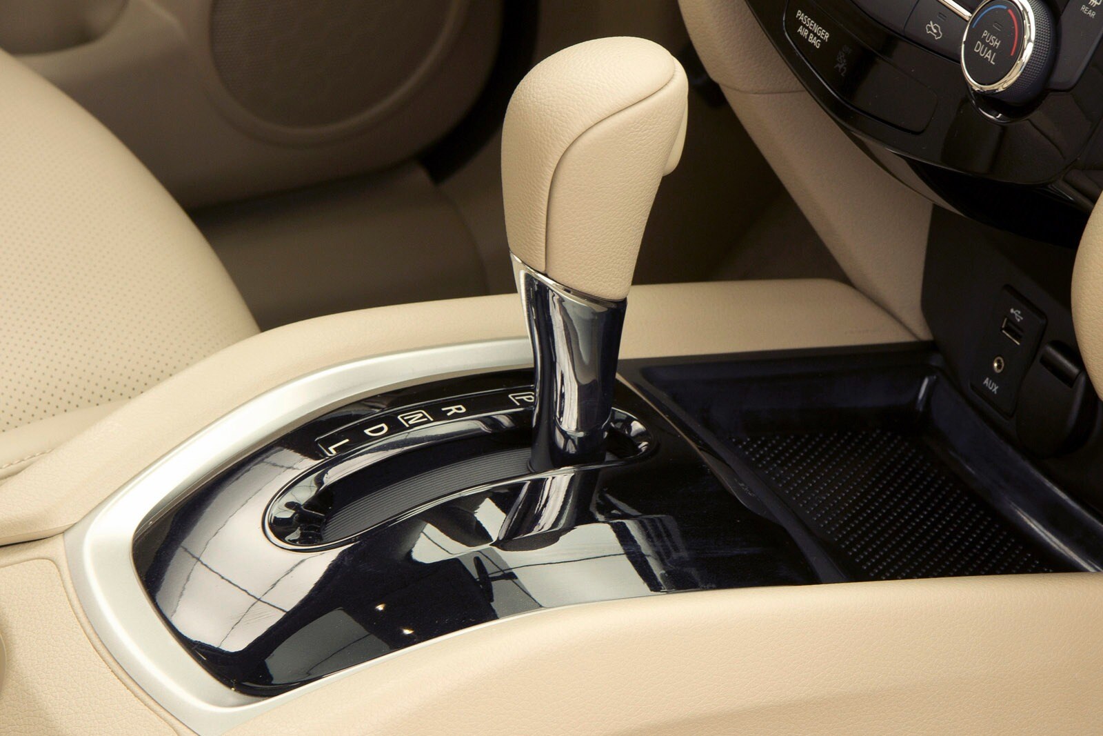 2016 Nissan Rogue interior SHF