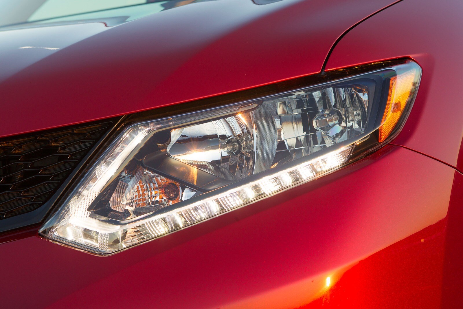 2016 Nissan Rogue front safety EDETAIL