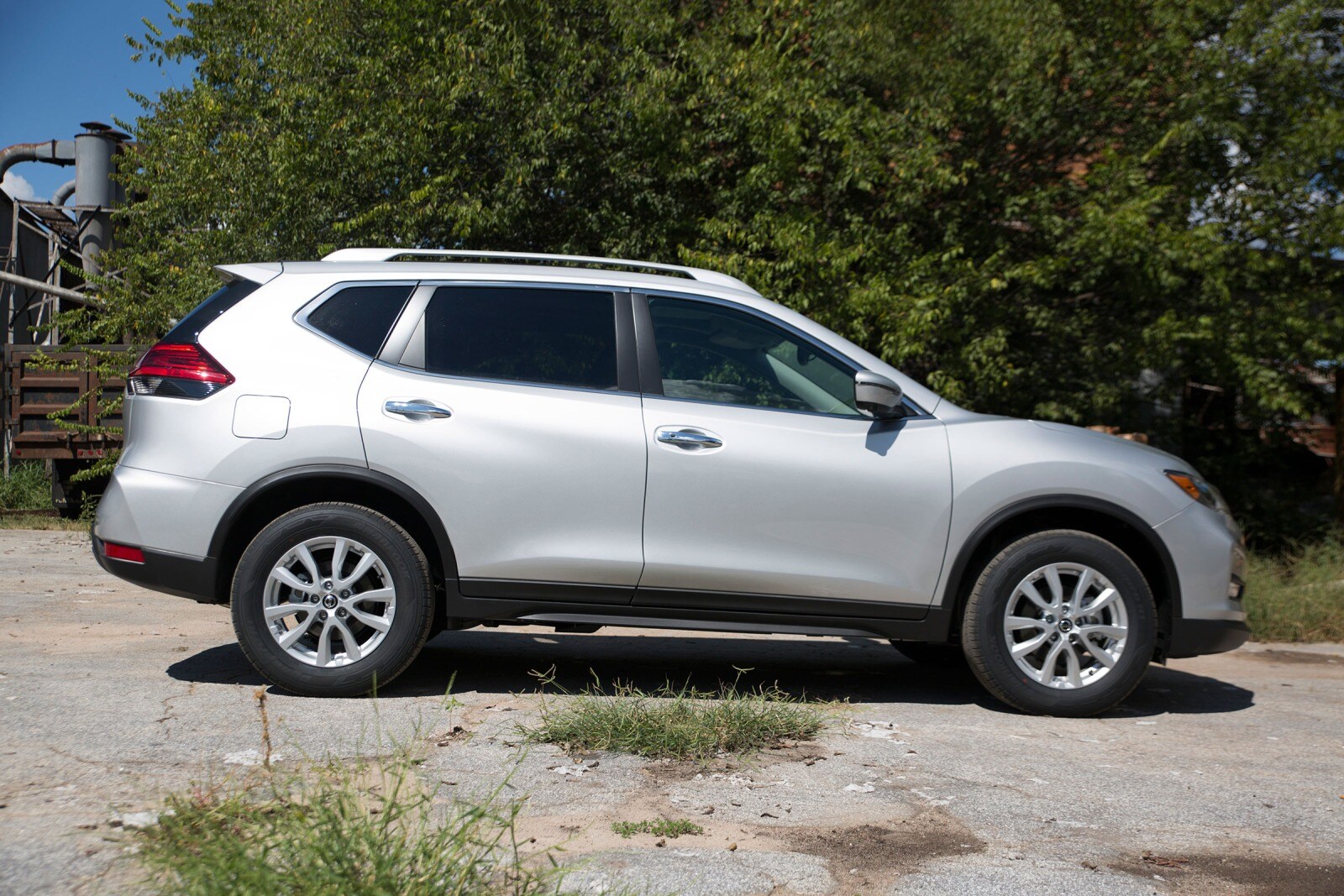 2017 Nissan Rogue SV 4dr SUV Exterior. Premium Package Shown.