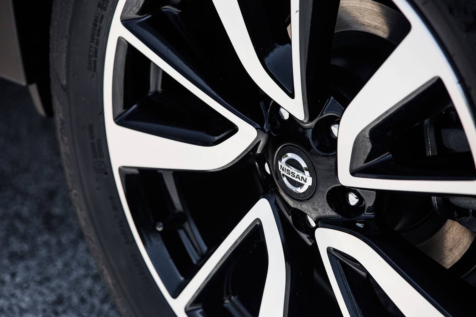 2018 Nissan Rogue exterior W