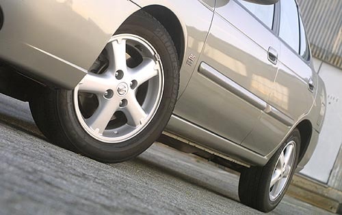 2000 Nissan Sentra — OEM photo 2