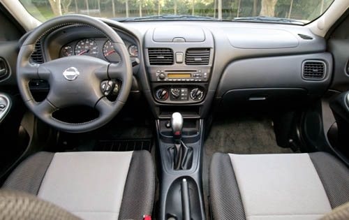 2004 Nissan Sentra interior I