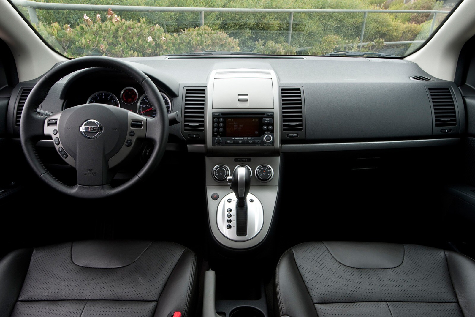 2010 Nissan Sentra interior D