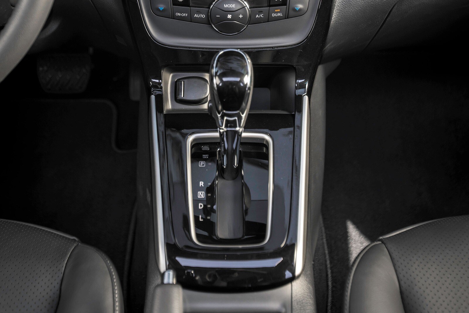 2016 Nissan Sentra interior SHF