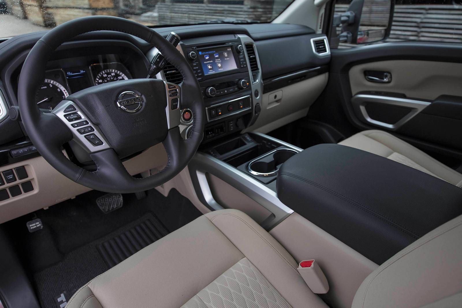 2017 Nissan Titan interior SWD