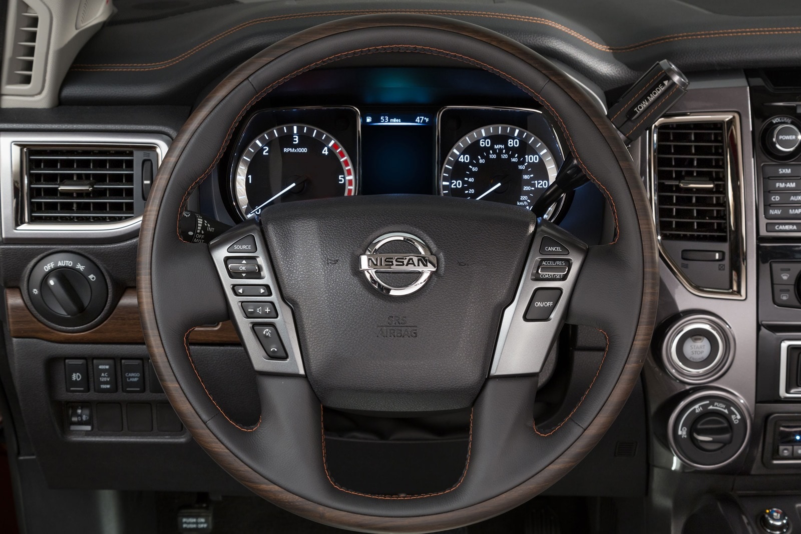 2017 Nissan Titan interior SWD