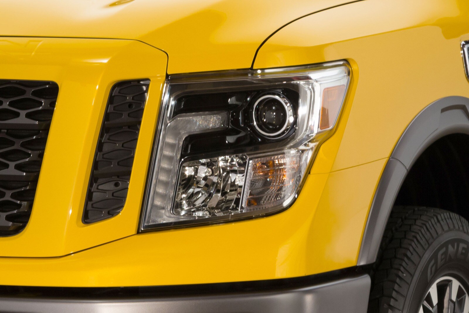 2017 Nissan Titan exterior EDETAIL