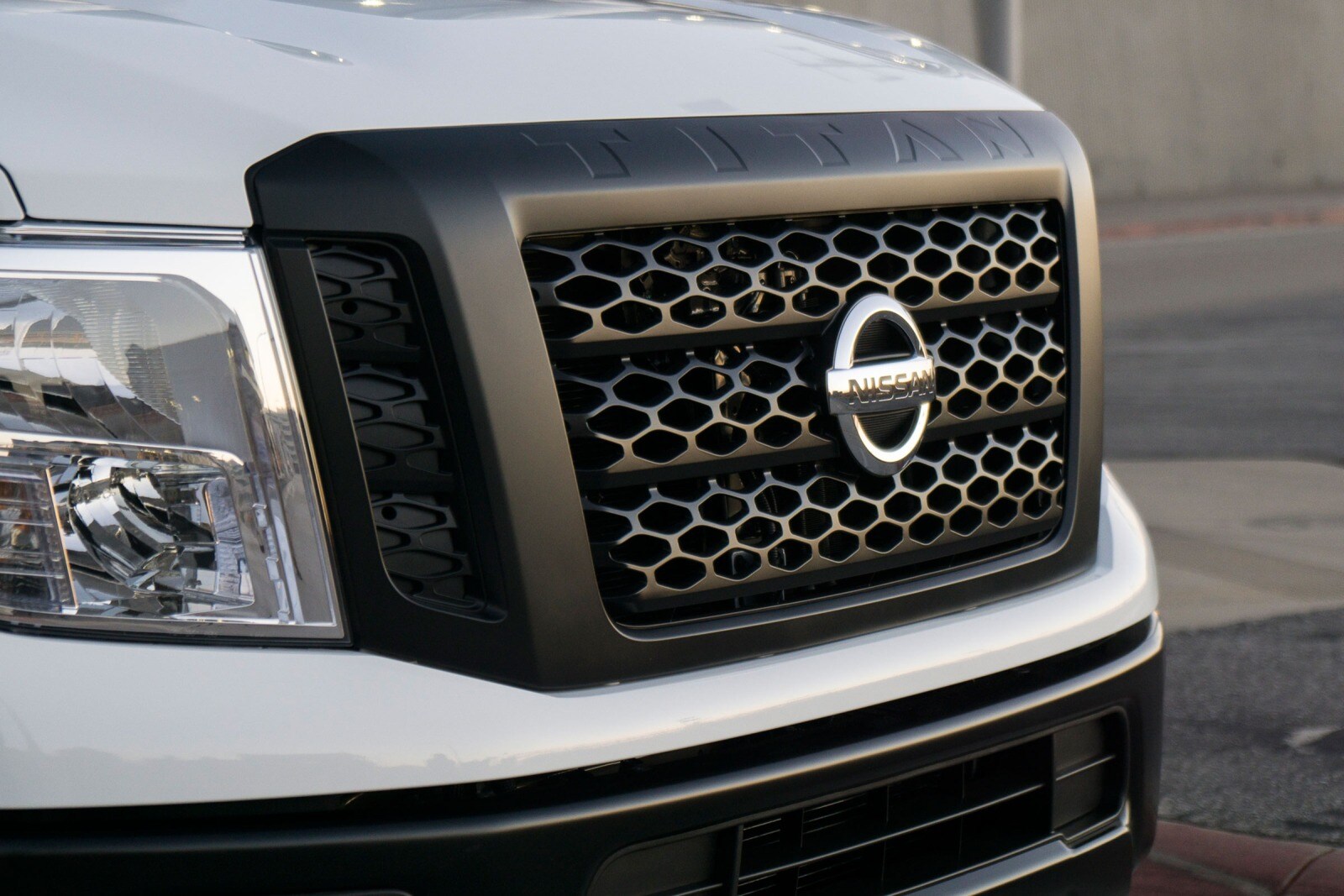 2017 Nissan Titan exterior FBDG