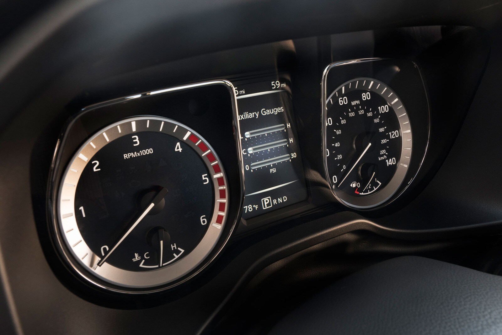 2017 Nissan Titan interior G