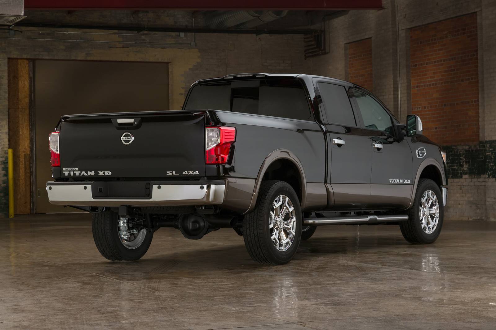 2018 Nissan Titan — OEM photo 5