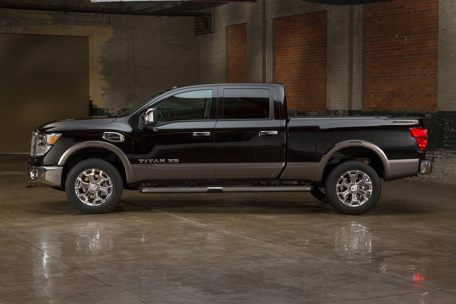 2018 Nissan Titan — OEM photo 3
