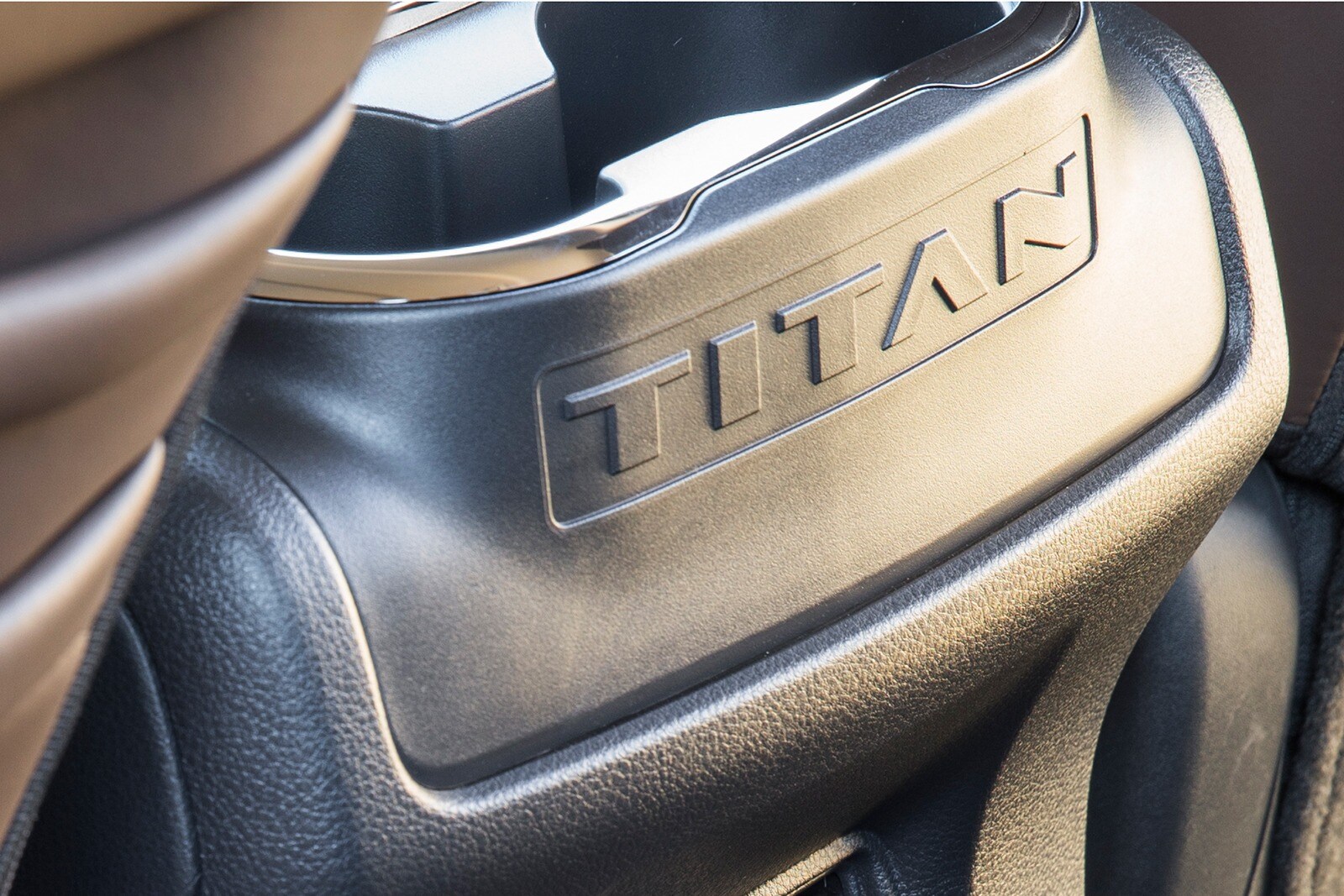 2017 Nissan Titan interior DETAIL
