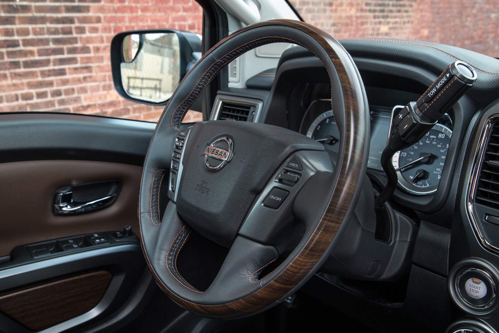 2017 Nissan Titan interior SWD