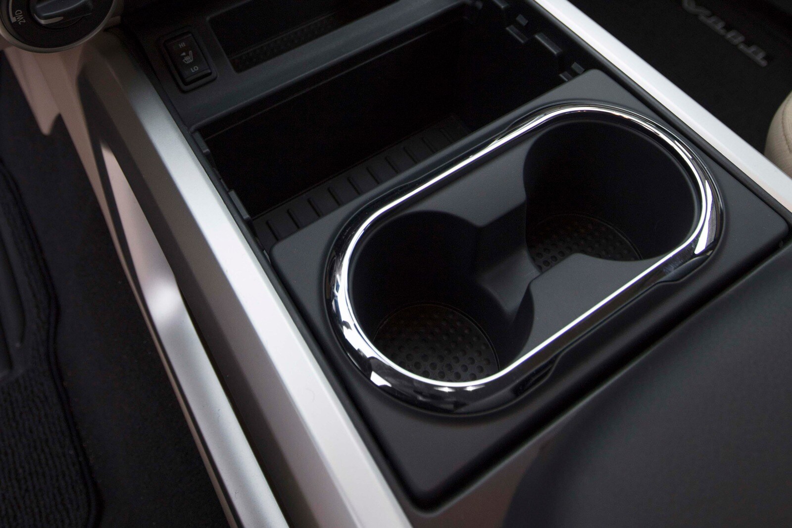 2018 Nissan Titan interior CUP