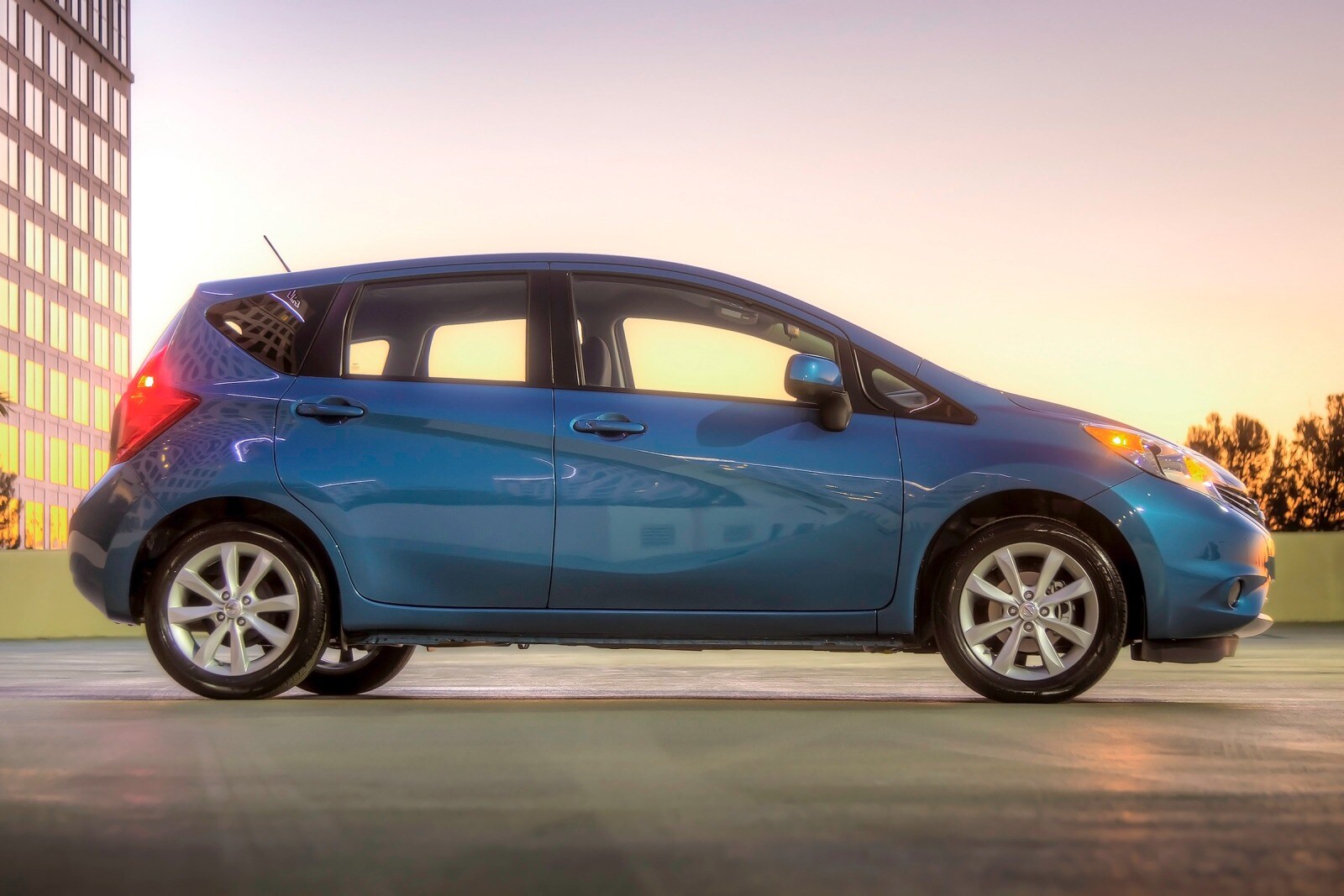 2016 Nissan Versa exterior FQ
