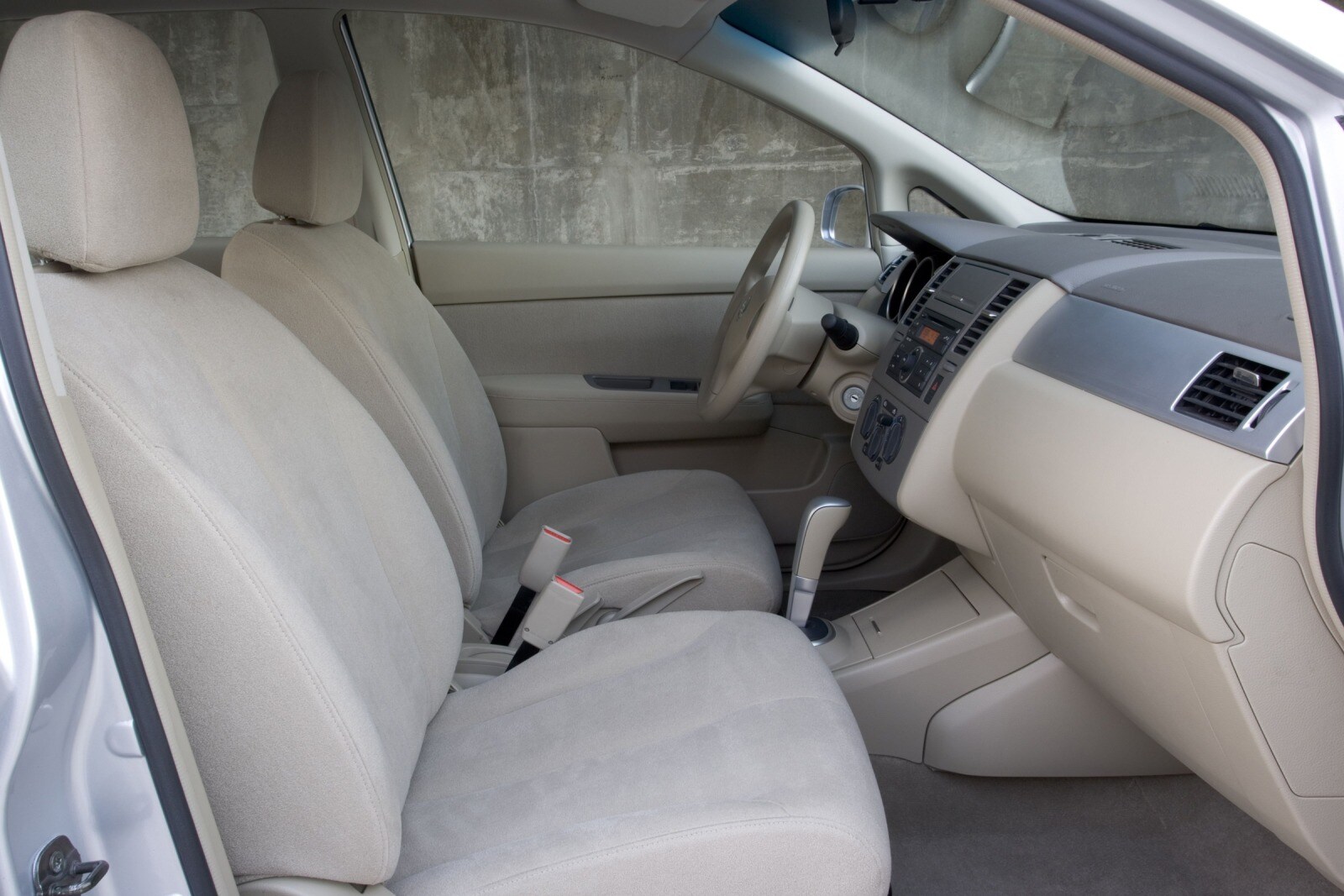 2007 Nissan Versa interior I